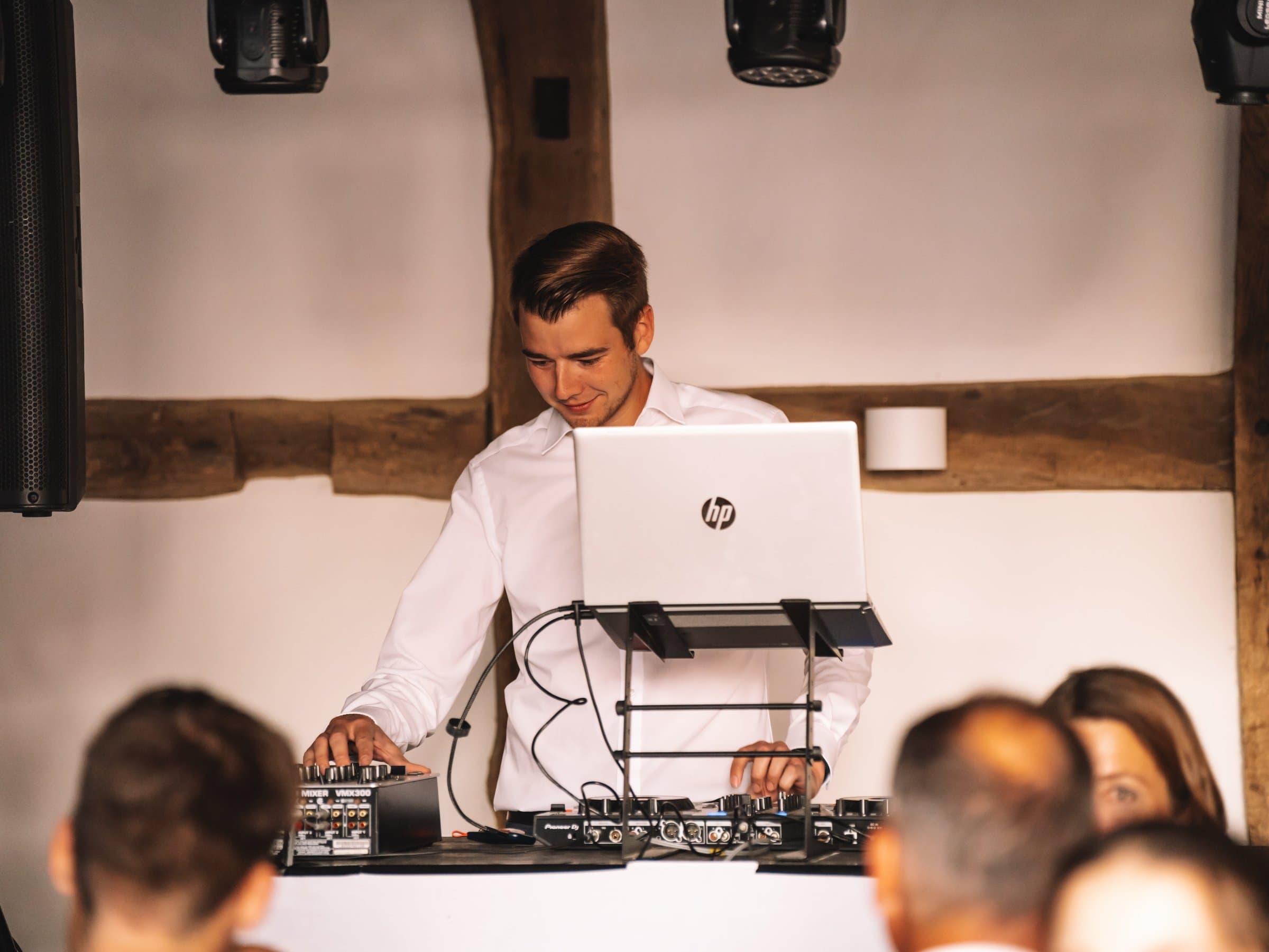 DJ Timo hinter dem Mischpult bei einer Veranstaltung